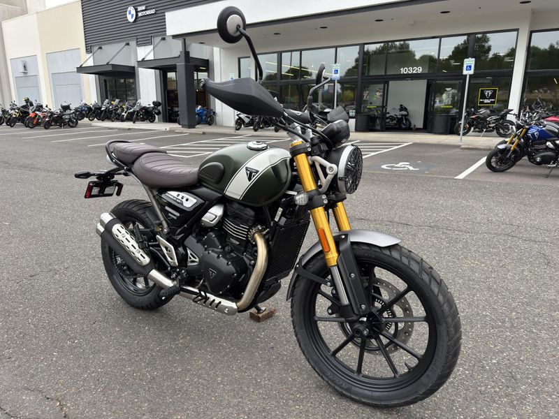 2025 Triumph SCRAMBLER 400 X - MATTE KHAKI GREEN - FUSION WHITE 