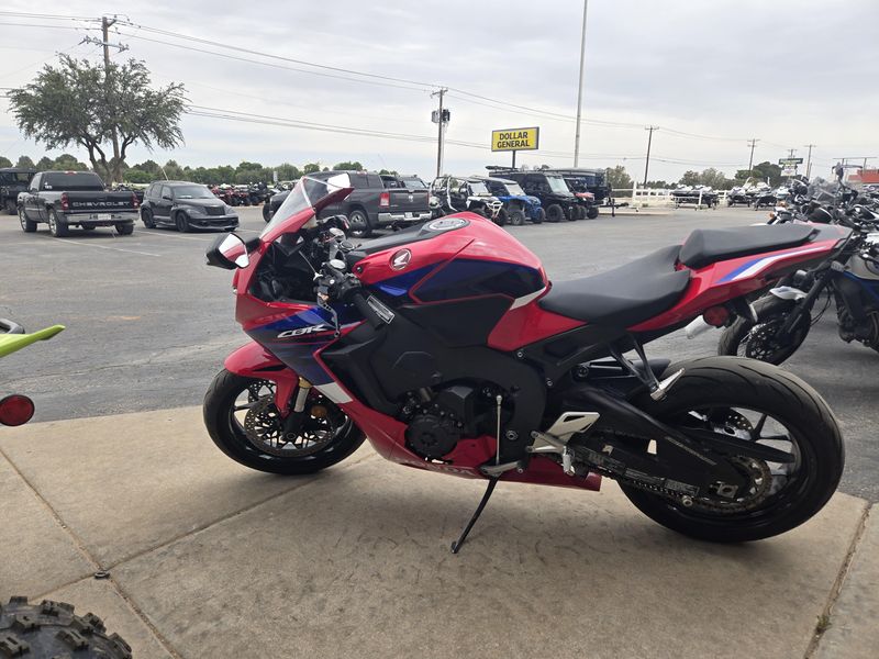 USED 2024 HONDA CBR1000RR BASE Image 4