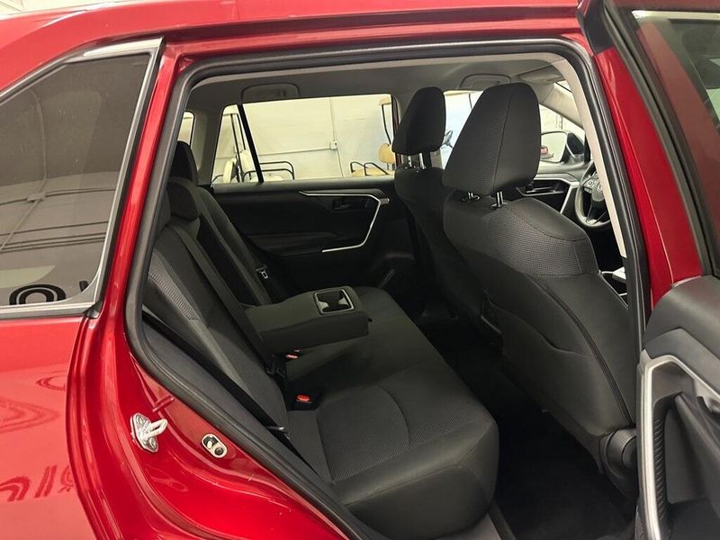 2022 Toyota RAV4 LE photo 17