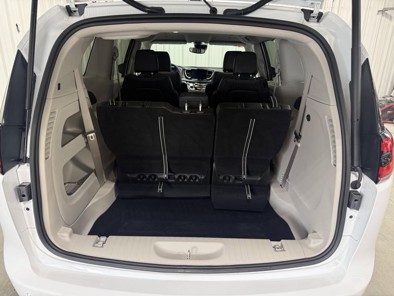 Used 2024 Chrysler Pacifica Touring LImage 5