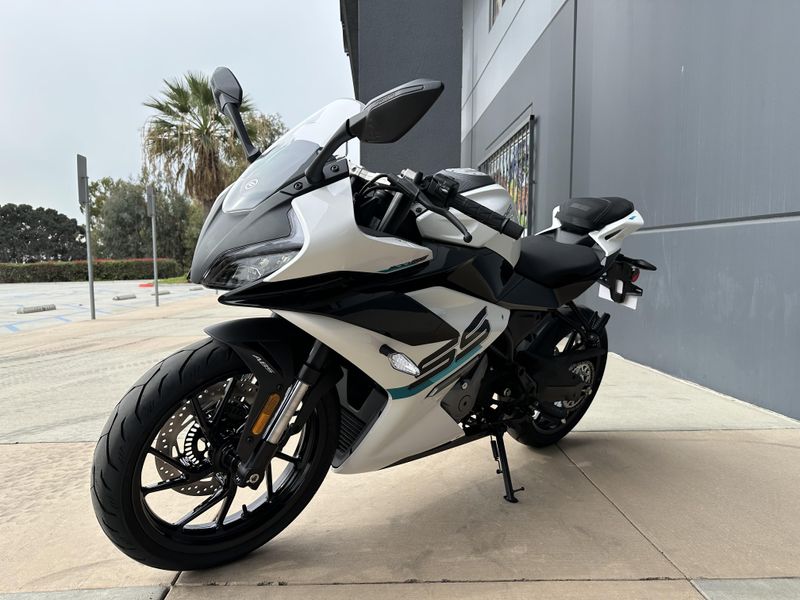 2025 CFMOTO 300SS Image 5