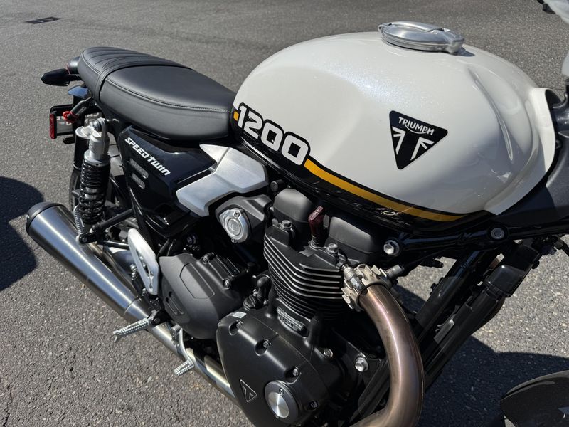 2025 Triumph Speed Twin 1200 - CRYSTAL WHITE - SAPPHIRE BLACK