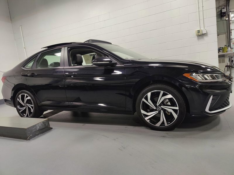 Used 2025 Volkswagen Jetta SEL w/Sunroof & NavigationImage 3