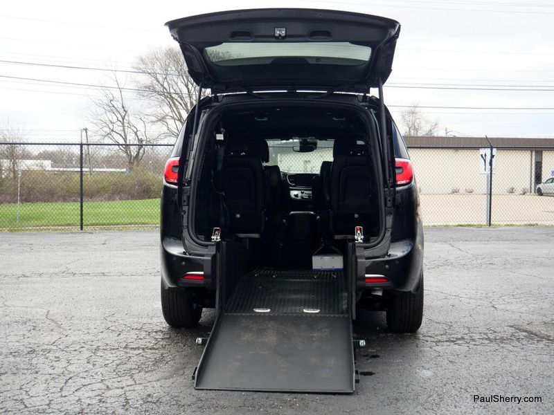 Used 2025 Chrysler Pacifica Select