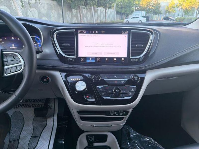 Used 2023 Chrysler Pacifica Hybrid Touring LImage 15
