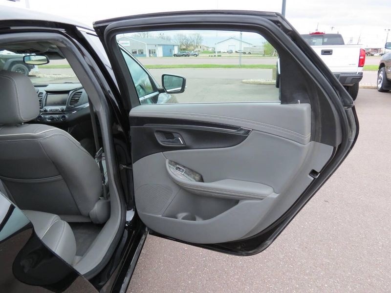 2015 Chevrolet Impala LTZ 4dr Sedan w/2LZImage 28