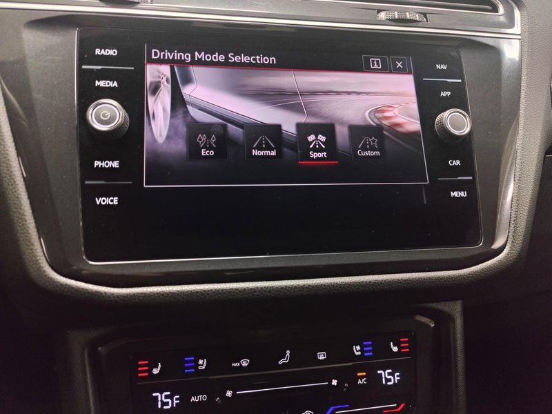 Used 2024 Volkswagen Tiguan AWD SEL R-Line w/Sunroof/NavImage 28