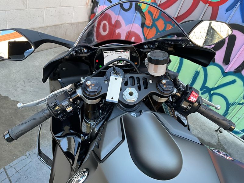 Used 2025 Yamaha YZF-R1 Image 10