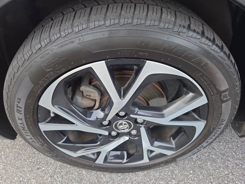 2018 Toyota C-HR XLE photo 12
