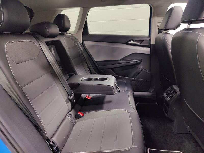 Used 2023 Volkswagen Taos SE AWD w/SunroofImage 16