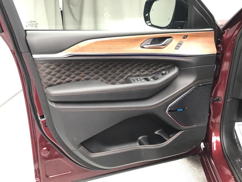 New 2026 Jeep Grand Cherokee L Summit 4x4Image 3