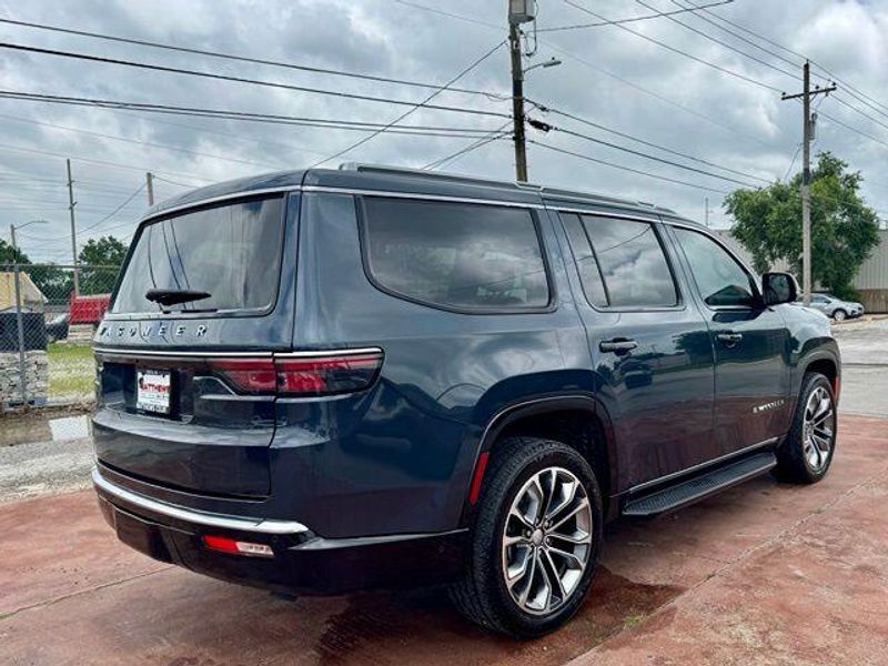 2023 Jeep Wagoneer BaseImage 5
