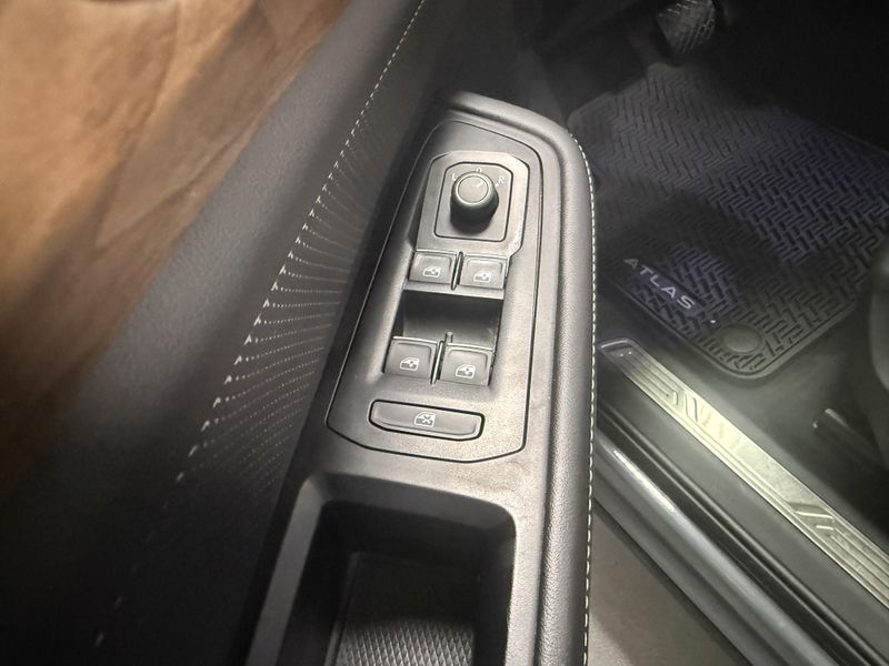 Used 2025 Volkswagen Atlas SE AWD w/Technology & SunroofImage 28