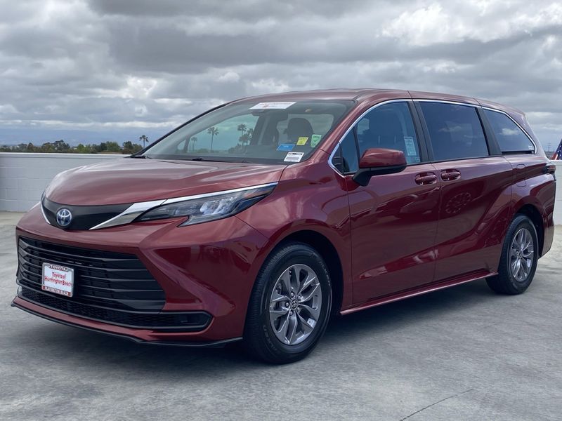 2024 Toyota Sienna LEImage 8