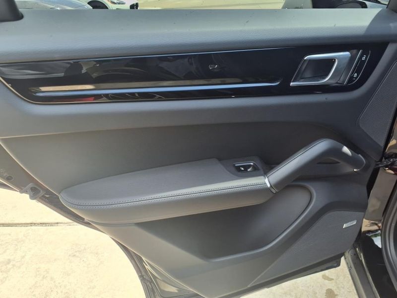 2021 Porsche Cayenne Coupe BaseImage 18
