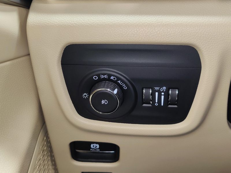 Used 2024 Jeep Grand Cherokee Limited Black 4X4 w/SunroofImage 27