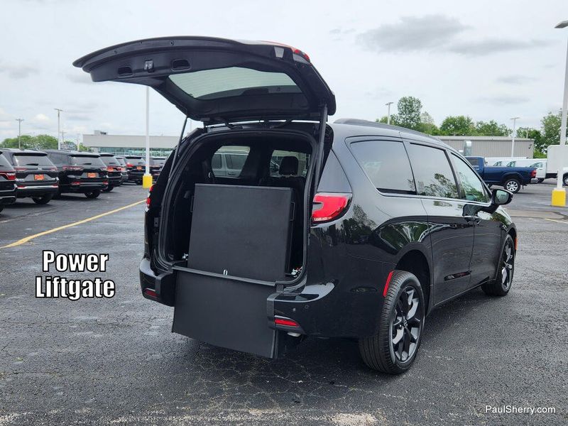 New 2026 Chrysler Pacifica Select