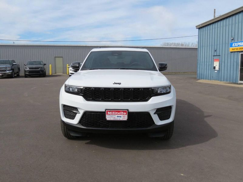 Used 2025 Jeep Grand Cherokee Altitude 4x4 4dr SUVImage 4
