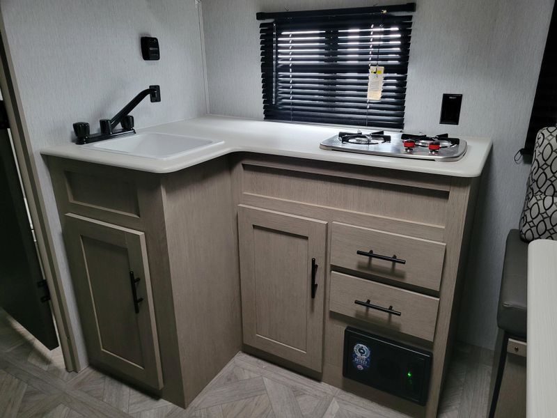 Used 2023 FOREST RIVER EVO 176 QB Image 9