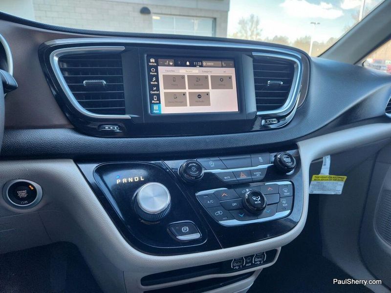 2022 Chrysler Voyager LXImage 42