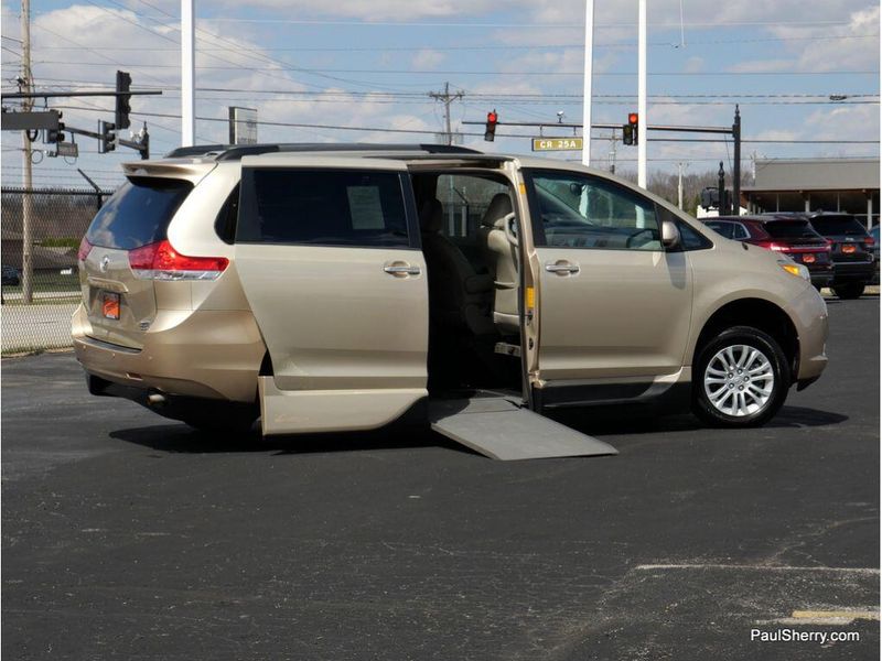 2014 Toyota Sienna XLEImage 7