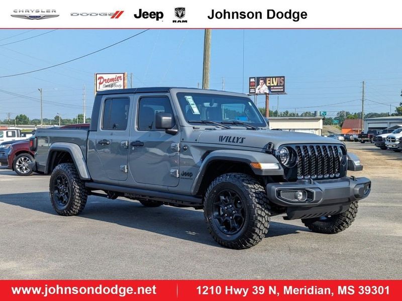 2023 Jeep Gladiator Willys 4x4 in a Sting-Gray Clear Coat exterior color and Blackinterior. Johnson Dodge 601-693-6343 pixelmotiondemo.com 
