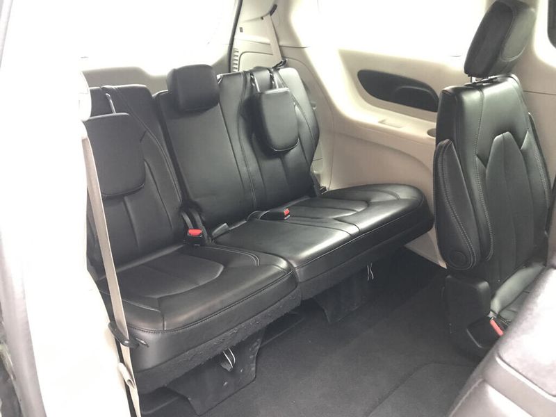 Used 2023 Chrysler Pacifica Touring LImage 18