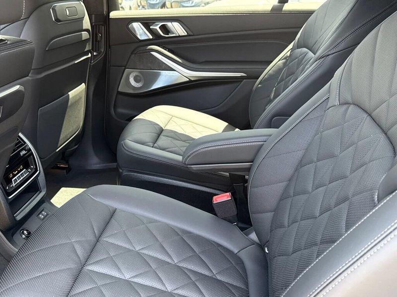 New 2027 BMW X7 xDrive40iImage 27