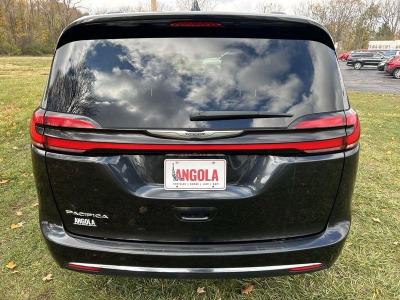 2022 Chrysler Pacifica Touring L photo 4