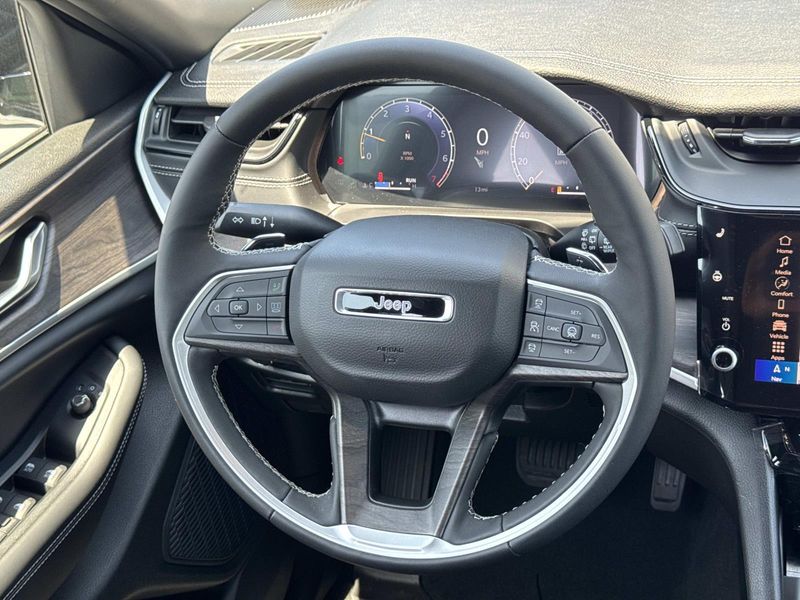 New 2026 Jeep Grand Cherokee Laredo Altitude 4x2