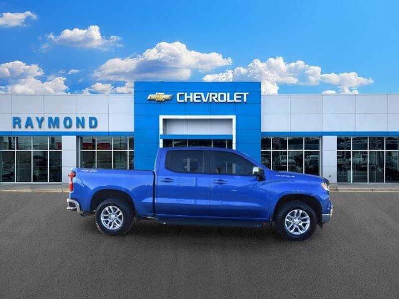 Used 2022 Chevrolet Silverado 1500 LTImage 2