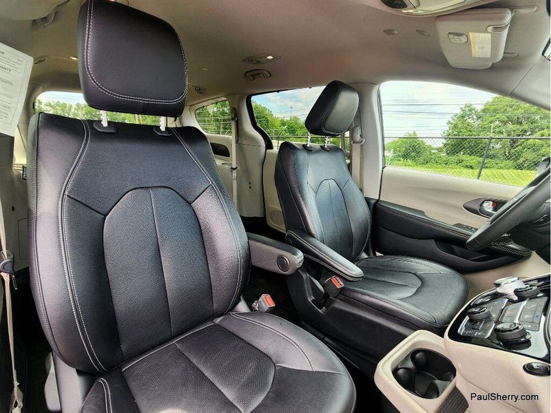 Used 2022 Chrysler Pacifica Touring L