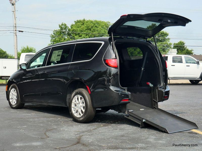 New 2025 Chrysler Voyager LXImage 5