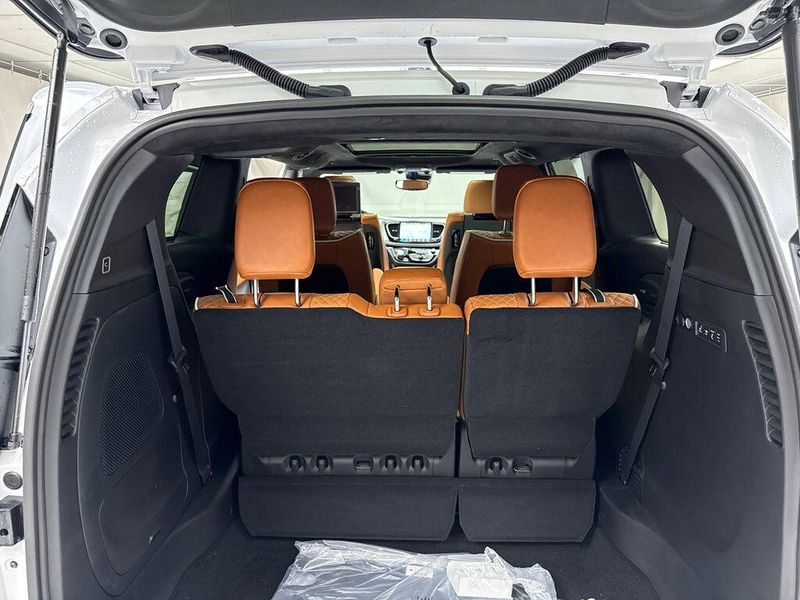 New 2026 Chrysler Pacifica Pinnacle AwdImage 15