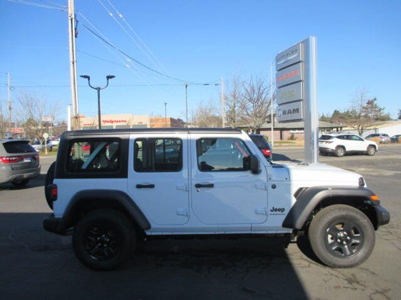 2025 Jeep Wrangler 4-door SaharaImage 6