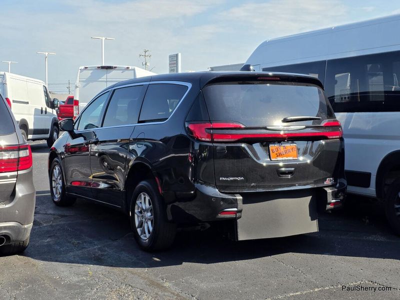 Used 2026 Chrysler Pacifica Select