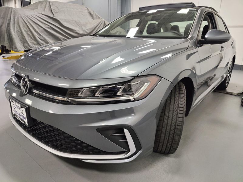 Used 2025 Volkswagen Jetta SE w/SunroofImage 8