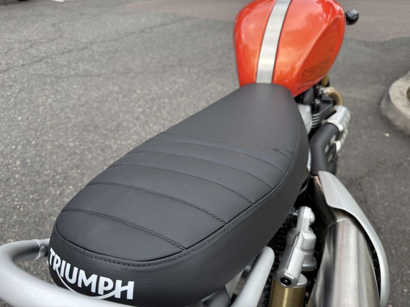 2025 Triumph Scrambler 1200 XE - BAJA ORANGE - PHANTOM BLACK 