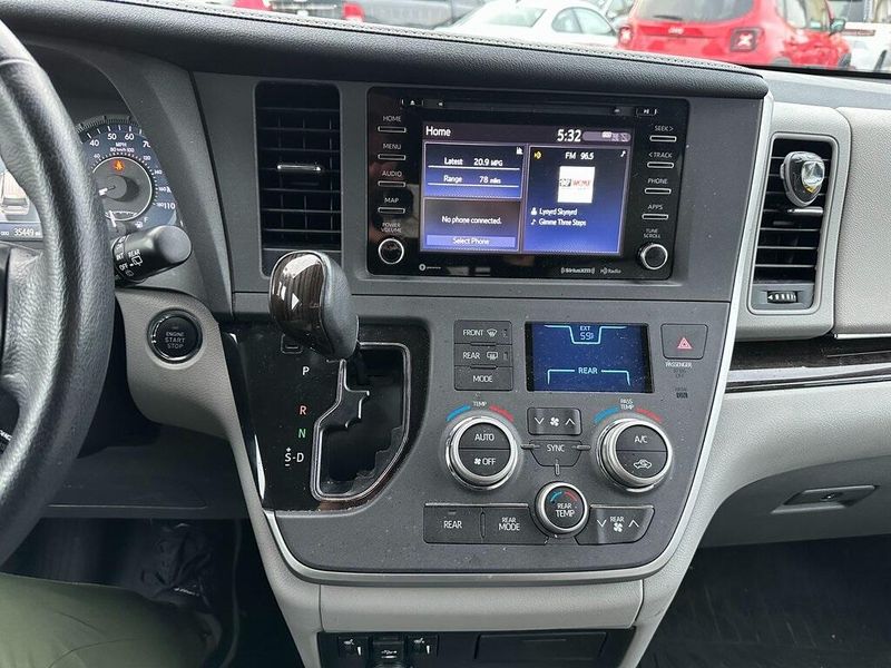 2020 Toyota Sienna XLEImage 4