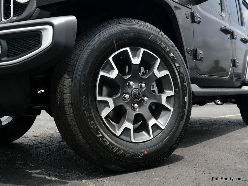 New 2025 Jeep Wrangler 4-door SaharaImage 18