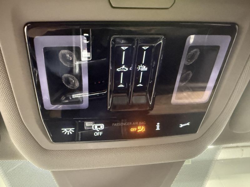 Used 2025 Volkswagen Atlas SE AWD w/Technology & SunroofImage 25