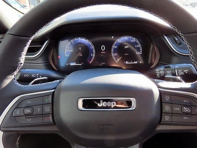 2025 Jeep Grand Cherokee Altitude XImage 14