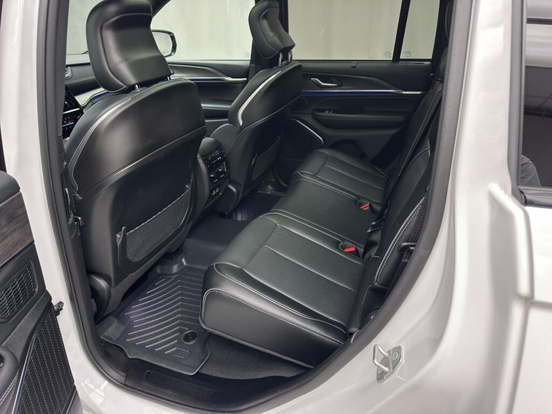 Used 2023 Jeep Grand Cherokee OverlandImage 13