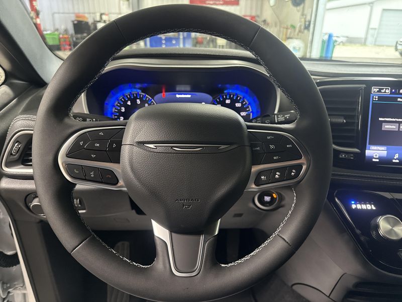 New 2027 Chrysler Pacifica SelectImage 19
