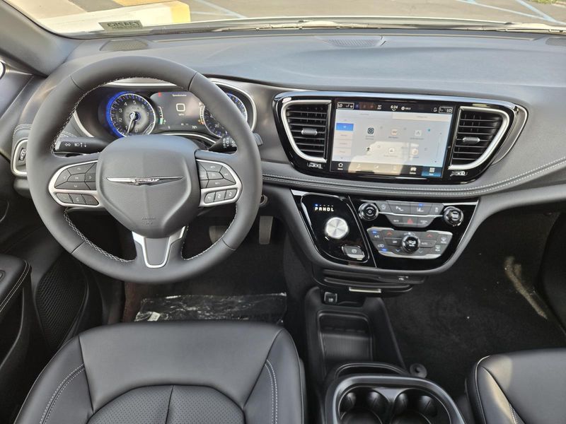 New 2026 Chrysler Pacifica Select FWD