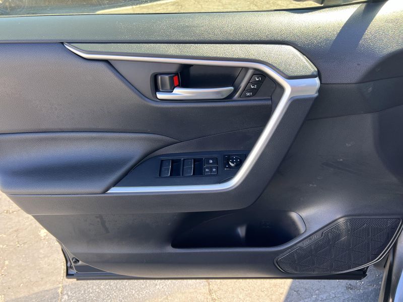 2023 Toyota RAV4 Hybrid XLE PremiumImage 5