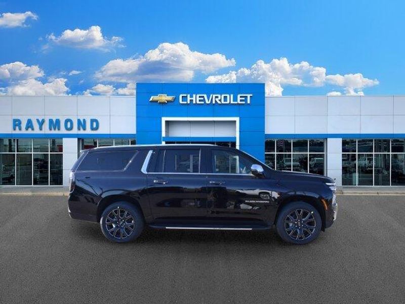 New 2026 Chevrolet Suburban PremierImage 2
