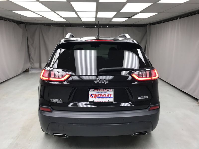 2019 Jeep Cherokee Latitude Plus in a Diamond Black Crystal Pearl Coat exterior color and Blackinterior. Weekley Chrysler Dodge Jeep Co 419-740-1451 weekleychryslerdodgejeep.com 