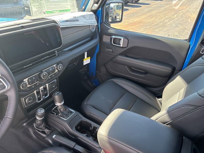 New 2026 Jeep Wrangler 4-door SaharaImage 28