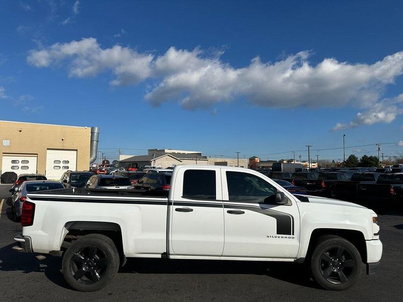 2018 Chevrolet Silverado 1500 CustomImage 9